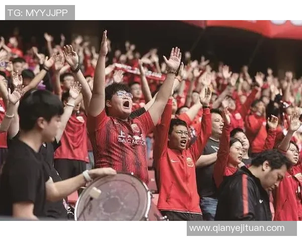 足球场惊现球星神秘现象 引发全场观众疯狂热议与欢呼